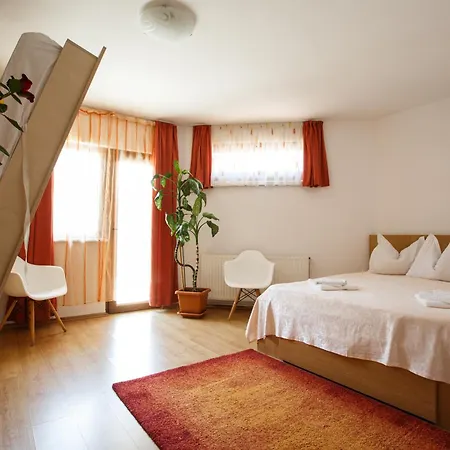 Charming Villa In A Private Mountain Resort Brasov Exterior photo